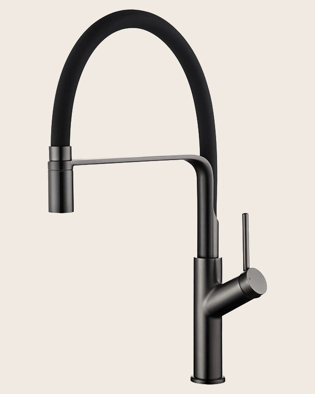 Miscelatore cucina flessibile Imola grigio metallico in ottone e opaco installato su lavello, vista della bocca e della...