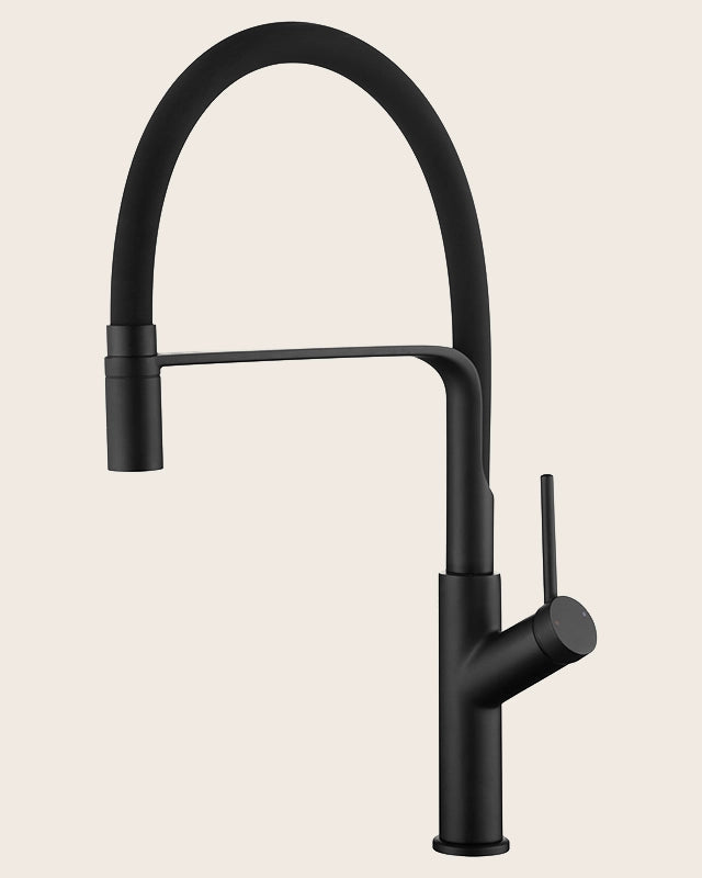Miscelatore cucina flessibile Imola nero opaco in ottone installato su lavello, vista della bocca e della leva - Exagonshop