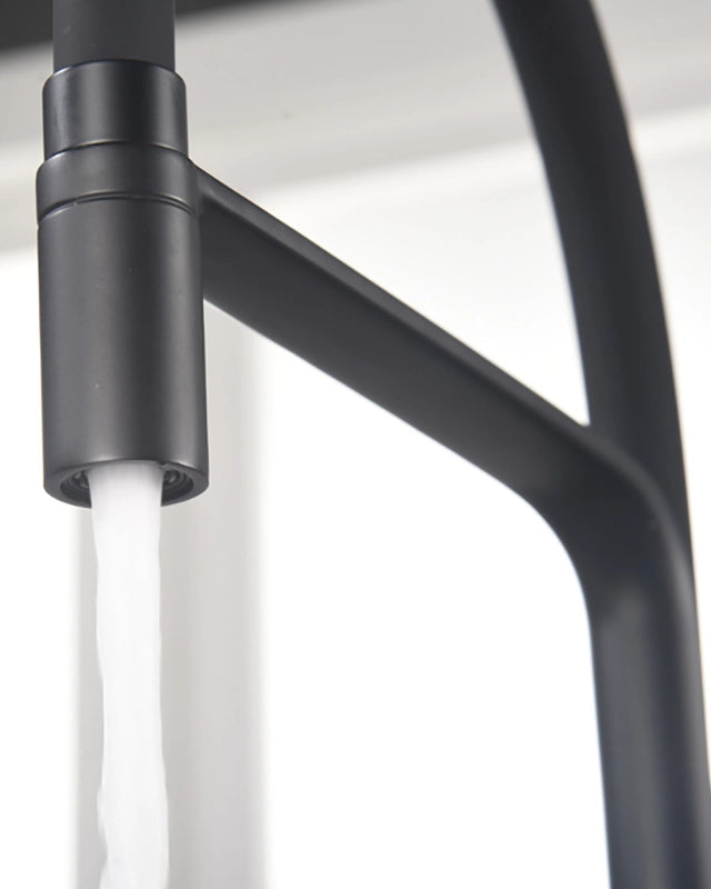 Miscelatore cucina flessibile Imola nero opaco, vista laterale della canna girevole - Exagonshop