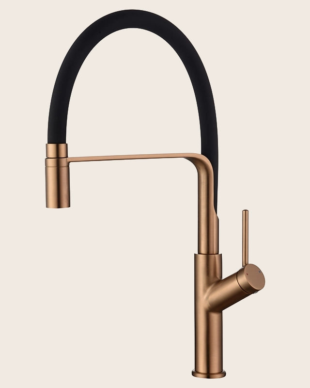 Miscelatore cucina flessibile Imola oro rosa spazzolato in ottone e opaco installato su lavello, vista della bocca e...