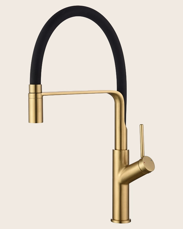 Miscelatore cucina flessibile Imola oro spazzolato in ottone e opaco installato su lavello, vista della bocca e della...