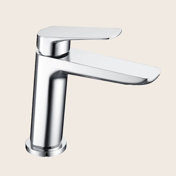 Miscelatore lavabo Totem in ottone cromo in lucido ambientato su piano bagno con accessori - Exagonshop