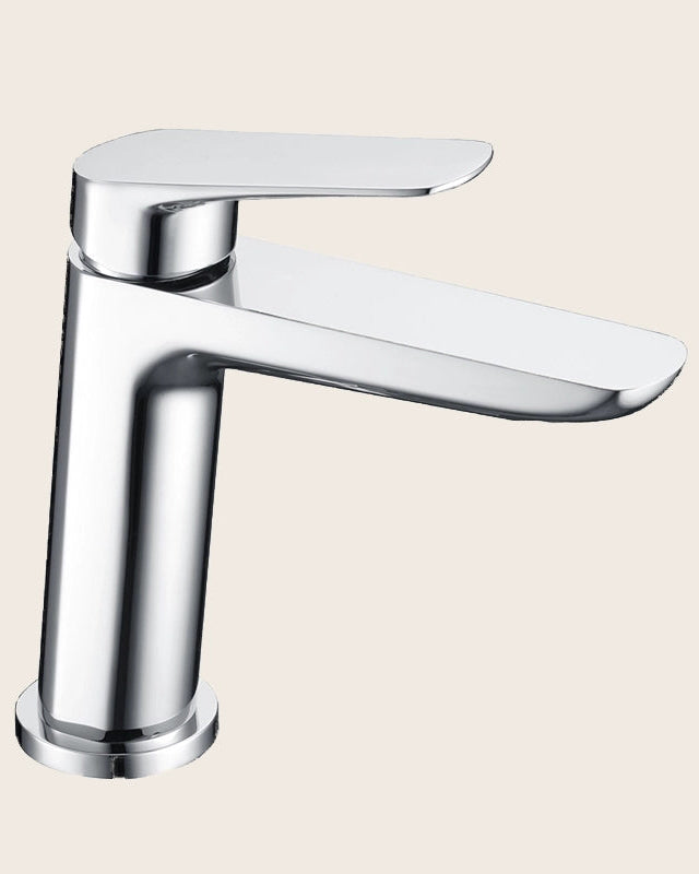 Miscelatore lavabo Totem in ottone cromo in lucido ambientato su piano bagno con accessori - Exagonshop