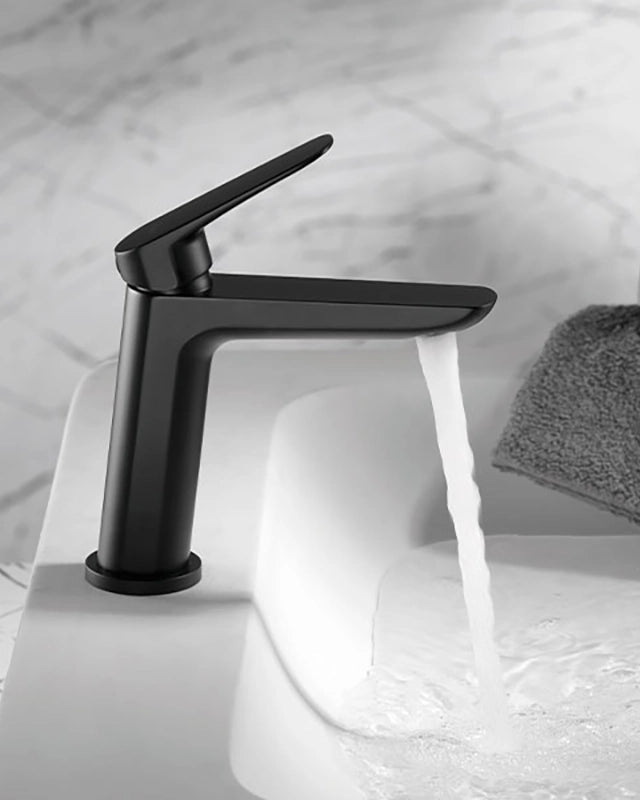 Miscelatore lavabo Totem in ottone nero opaco, vista frontale su sfondo bianco - Exagonshop