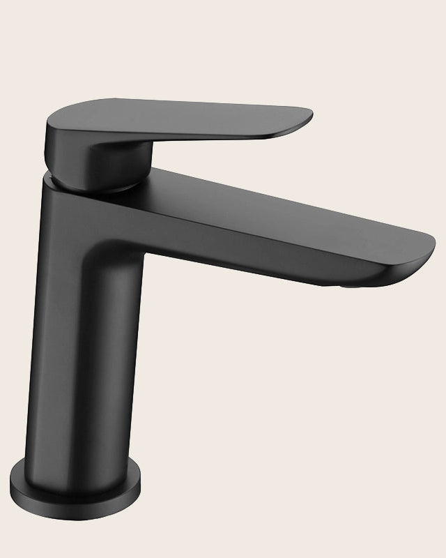 Miscelatore lavabo Totem in ottone nero opaco ambientato su piano bagno con accessori - Exagonshop