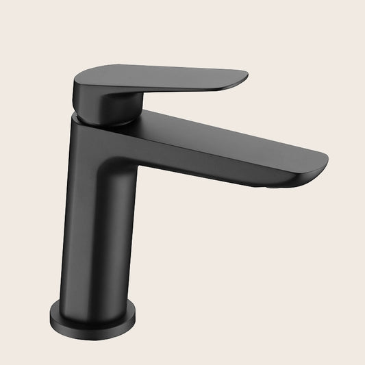 Miscelatore lavabo Totem in ottone nero opaco ambientato su piano bagno con accessori - Exagonshop