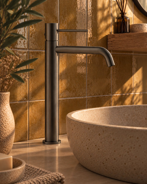 Miscelatore lavabo alto Tokyo grigio metallico PVD EXATOKFUCA, ambientato su lavabo a ciotola