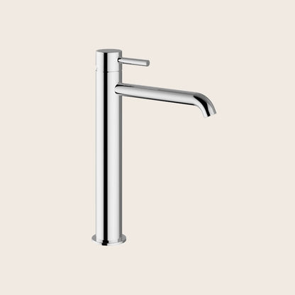 Miscelatore lavabo alto con scarico click clack cromo Jabil Cromo Lucido ambientato su piano bagno con accessori - Exagonshop