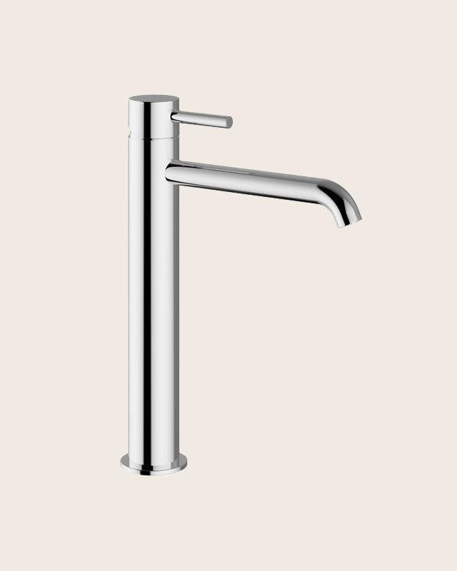 Miscelatore lavabo alto con scarico click clack cromo Jabil Cromo Lucido ambientato su piano bagno con accessori - Exagonshop