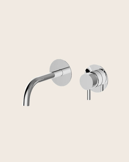 Miscelatore lavabo a parete bocca 165 mm scarico click Cromo Lucido ambientato su piano bagno con accessori - Exagonshop