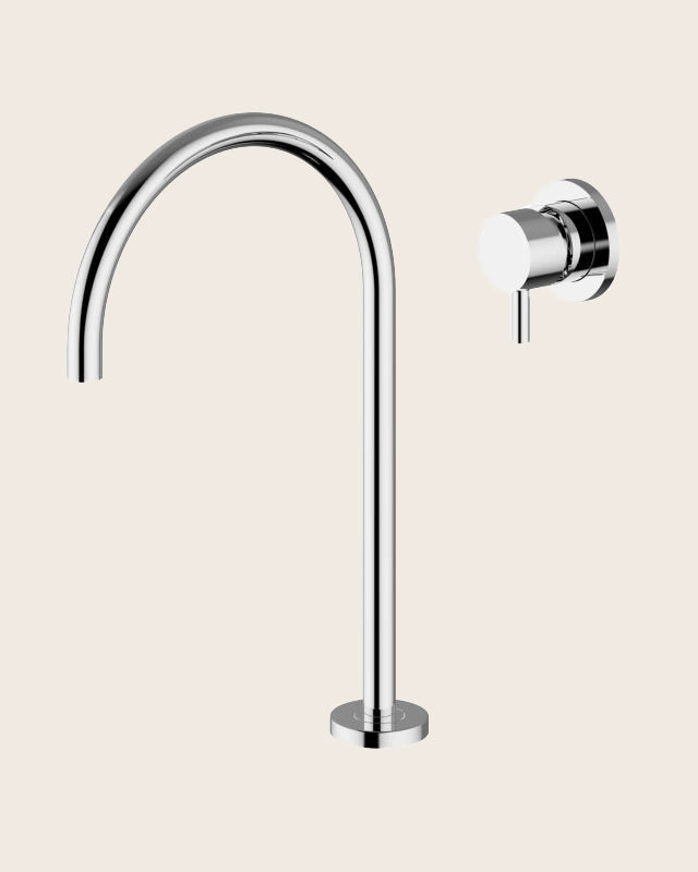 Miscelatore lavabo con controllo remoto a parete cromo Jabil Cromo Lucido ambientato su piano bagno con accessori...