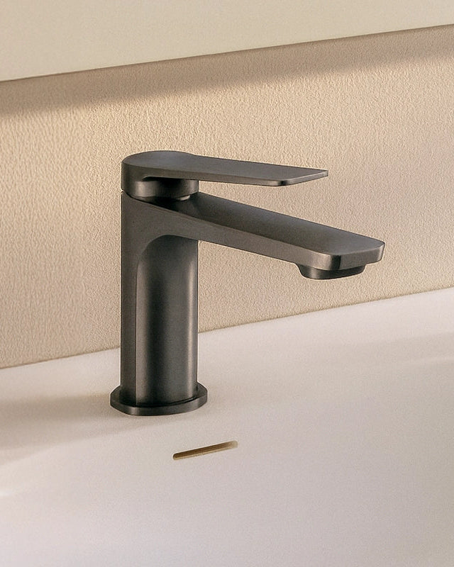 Miscelatore lavabo senza scarico in ottone grigio metallico in naturale ambientato su piano bagno con accessori - Exagonshop