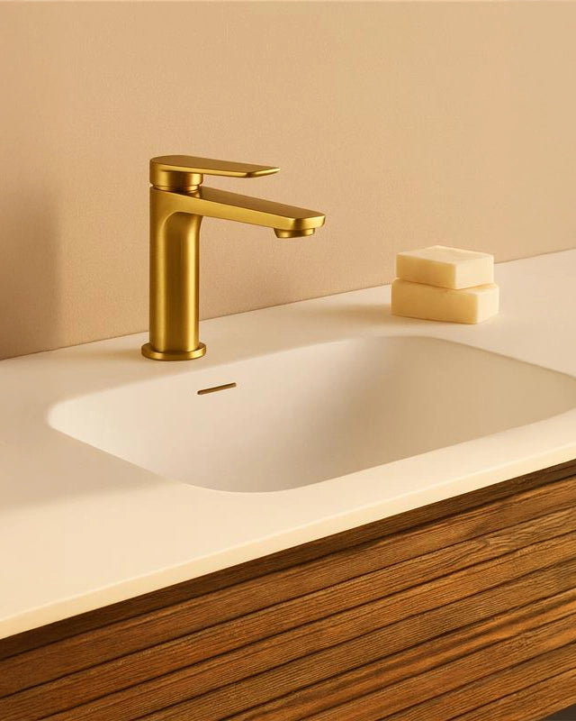 Miscelatore lavabo senza scarico in ottone oro spazzolato in naturale ambientato su piano bagno con accessori - Exagonshop