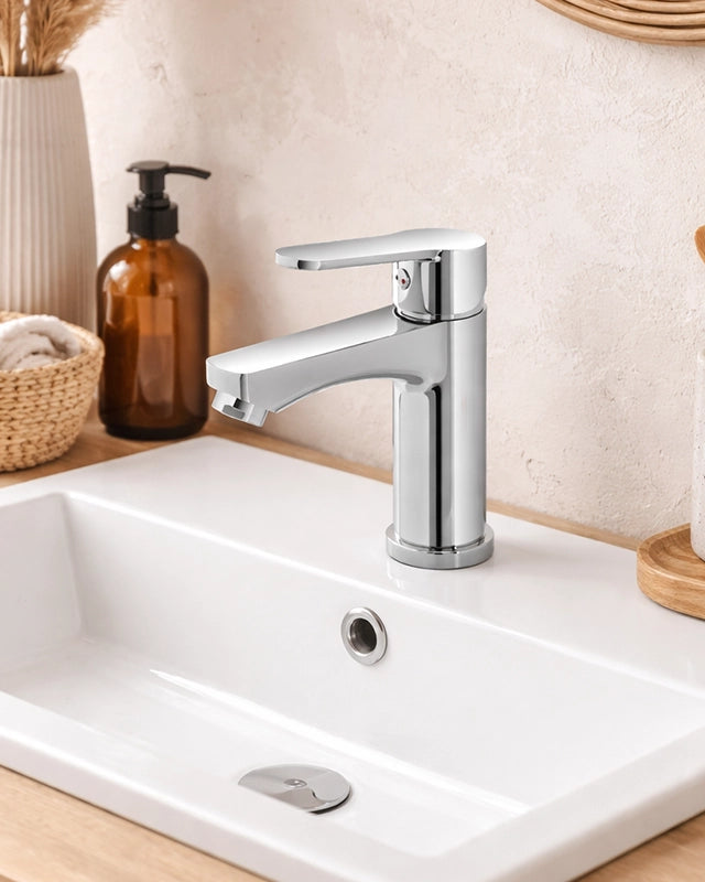 Miscelatore lavabo zinco cromo Eden in lucido e cromato ambientato su piano bagno con accessori - Exagonshop
