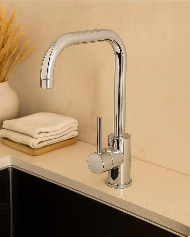 Miscelatore lavello canna svedese per cucina in ottone cromo in cromato installato su lavello, vista della bocca e della...