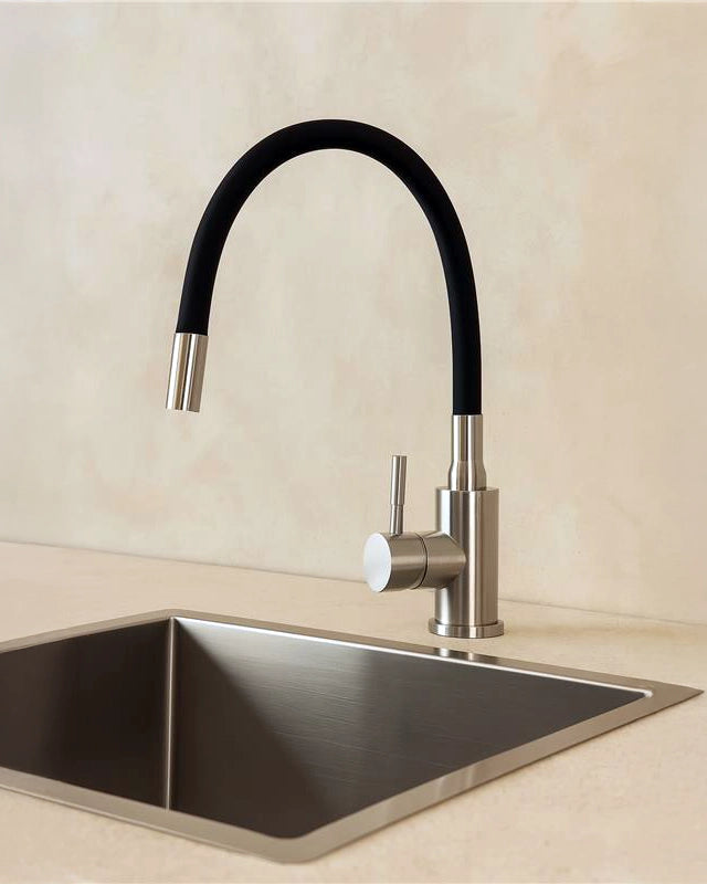 Miscelatore lavello in acciaio spazzolato con canna in in acciaio inox installato su lavello, vista della bocca e della...