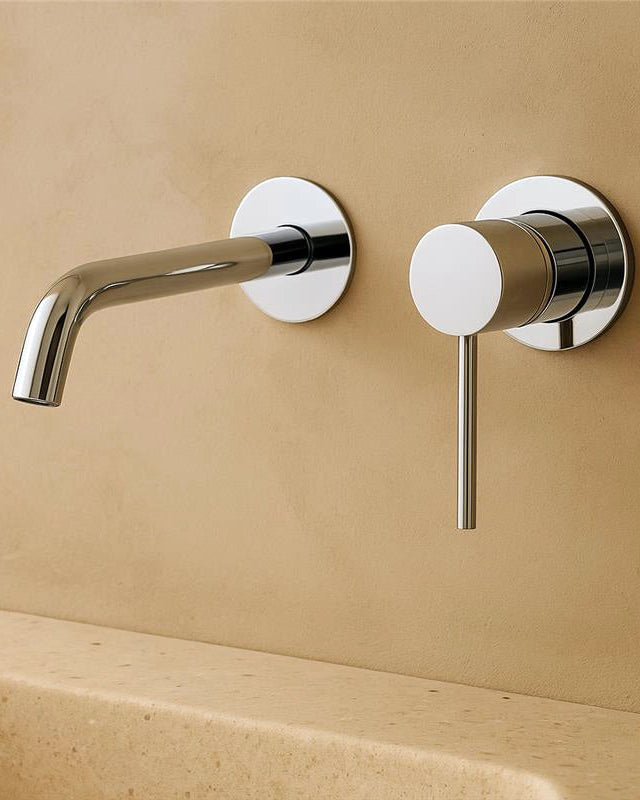 Miscelatore lavabo incasso a muro cromo Memo Cromo Lucido in naturale ambientato su piano bagno con accessori - Exagonshop