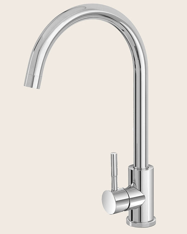 Miscelatore monocomando lavello cucina canna alta cromo in ottone e cromato installato su lavello, vista della bocca e...