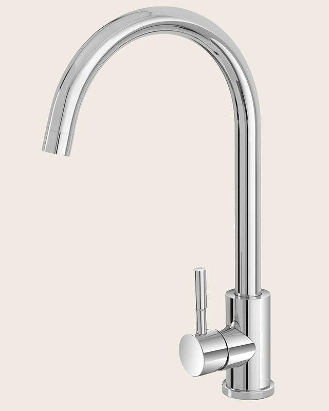 Miscelatore monocomando lavello cucina canna alta cromo in ottone e cromato installato su lavello, vista della bocca e...