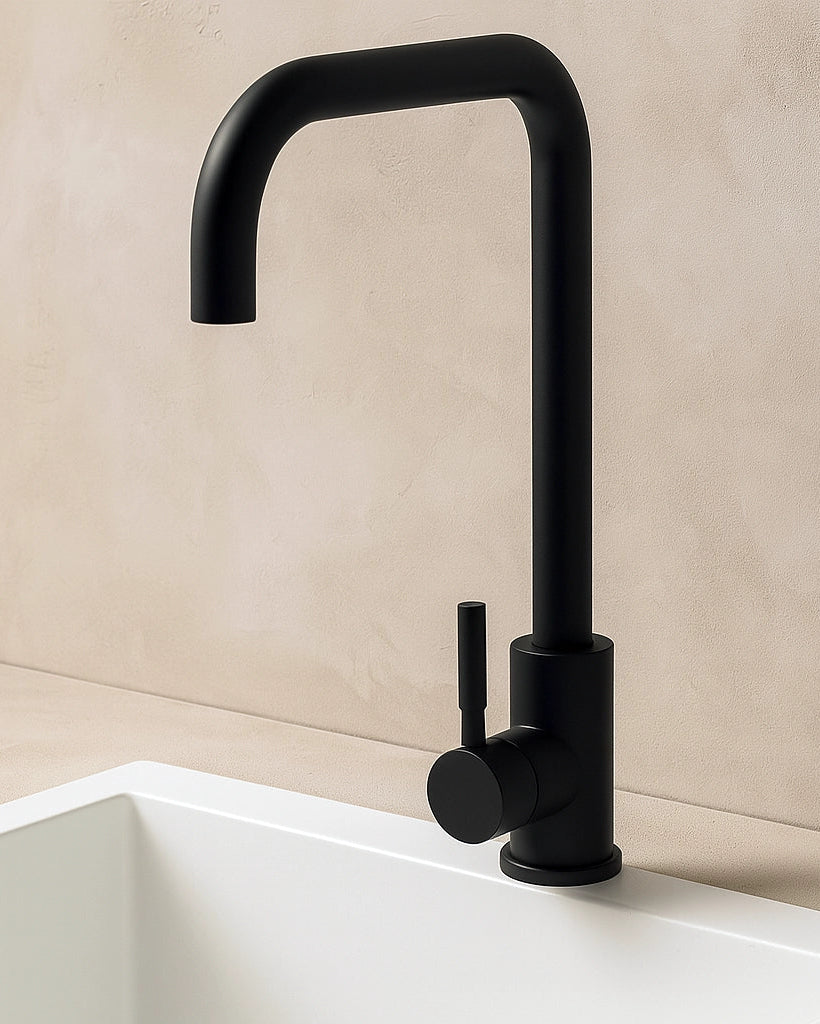 Miscelatore lavello cucina canna svedese nero opaco kitchen in ottone installato su lavello, vista della bocca e della...