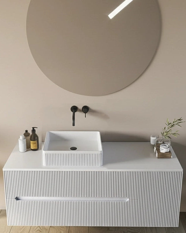 Mobile bagno 100x46 Urbino cannettato bianco opaco con anta ambientato in bagno moderno con specchio e accessori - Exagonshop