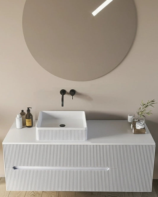 Mobile bagno 100x46 Urbino cannettato bianco opaco con anta ambientato in bagno moderno con specchio e accessori - Exagonshop