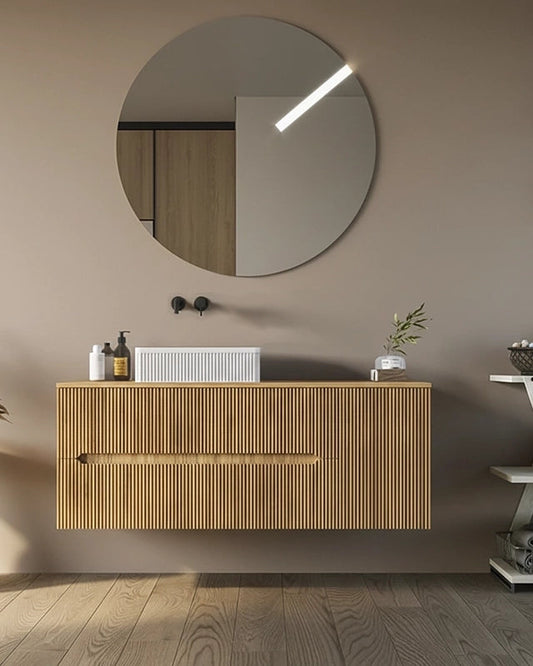 Mobile bagno 100x46 Urbino cannettato rovere con anta e in naturale con lavabo e rubinetteria, vista frontale su sfondo...