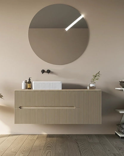 Mobile bagno 100x46 Urbino cannettato tortora opaco con in naturale con lavabo e rubinetteria, vista frontale su sfondo...