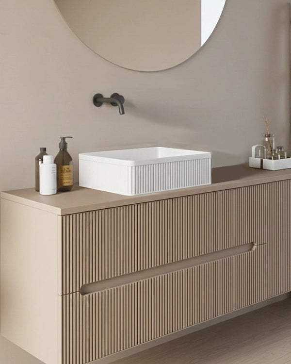 Mobile bagno 100x46 Urbino cannettato tortora opaco con ambientato in bagno moderno con specchio e accessori - Exagonshop