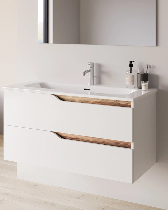 Mobile bagno 80x46 Gaia quercia naturale bianco lucido con con lavabo e rubinetteria, vista frontale su sfondo neutro...