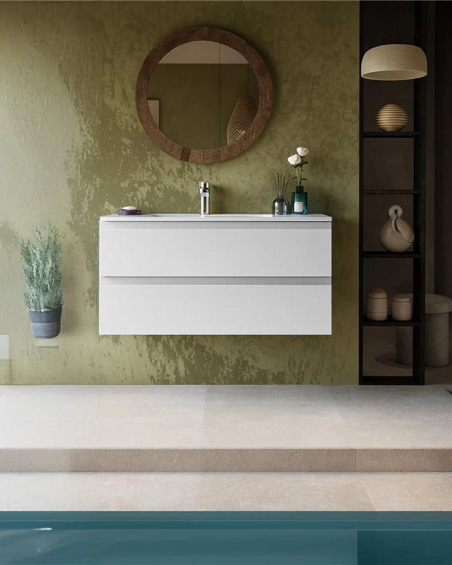 Mobile bagno 120x45 bianco opaco Pesaro lavabo in in mdf con lavabo e rubinetteria, vista frontale su sfondo neutro...