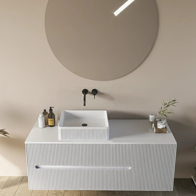 Mobile bagno 120x46 Urbino cannettato bianco opaco con anta ambientato in bagno moderno con specchio e accessori - Exagonshop