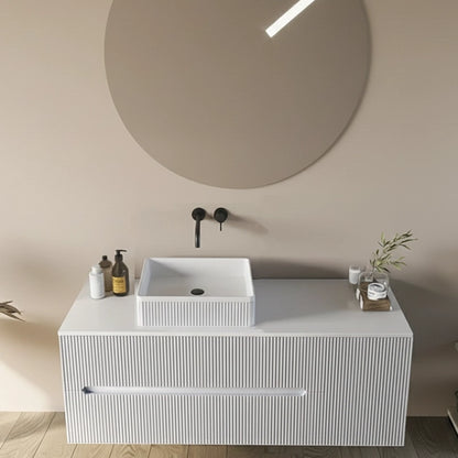 Mobile bagno 120x46 Urbino cannettato bianco opaco con anta ambientato in bagno moderno con specchio e accessori - Exagonshop