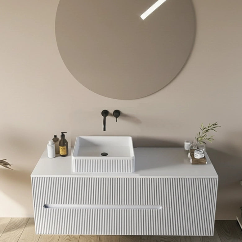Mobile bagno 120x46 Urbino cannettato bianco opaco con anta ambientato in bagno moderno con specchio e accessori - Exagonshop