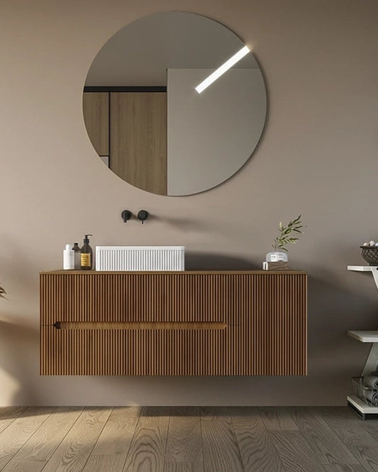 Mobile bagno 120x46 Urbino cannettato noce chiaro con anta in naturale con lavabo e rubinetteria, vista frontale su...