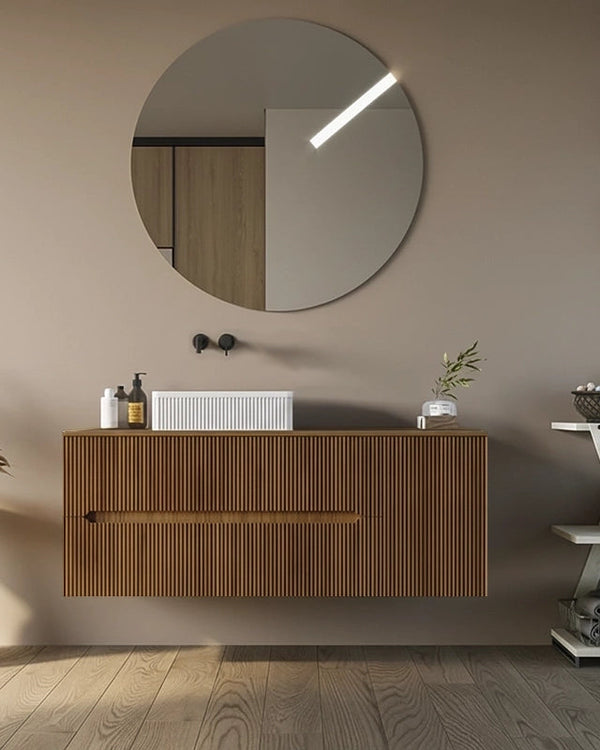 Mobile bagno 120x46 Urbino cannettato noce chiaro con anta in naturale con lavabo e rubinetteria, vista frontale su...
