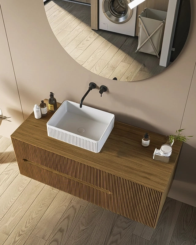 Mobile bagno 120x46 Urbino cannettato noce chiaro con anta ambientato in bagno moderno con specchio e accessori - Exagonshop
