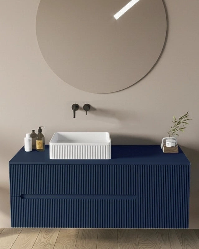 Mobile bagno 120x46 Urbino cannettato petrolio con anta e ambientato in bagno moderno con specchio e accessori - Exagonshop