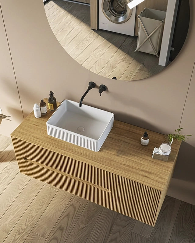 Mobile bagno 120x46 Urbino cannettato rovere con anta e ambientato in bagno moderno con specchio e accessori - Exagonshop
