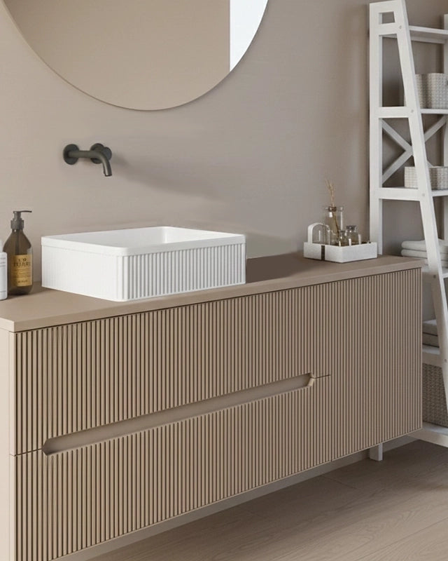 Mobile bagno 120x46 Urbino cannettato tortora opaco con ambientato in bagno moderno con specchio e accessori - Exagonshop
