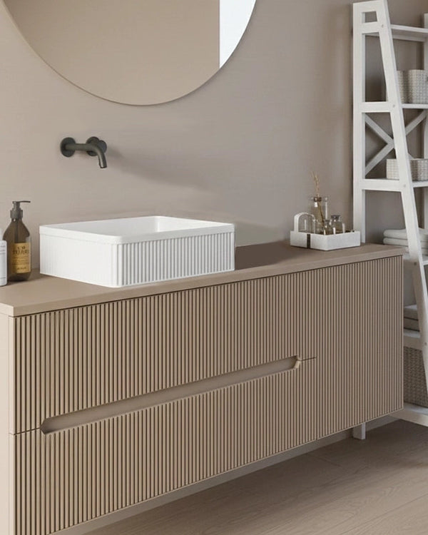 Mobile bagno 120x46 Urbino cannettato tortora opaco con ambientato in bagno moderno con specchio e accessori - Exagonshop