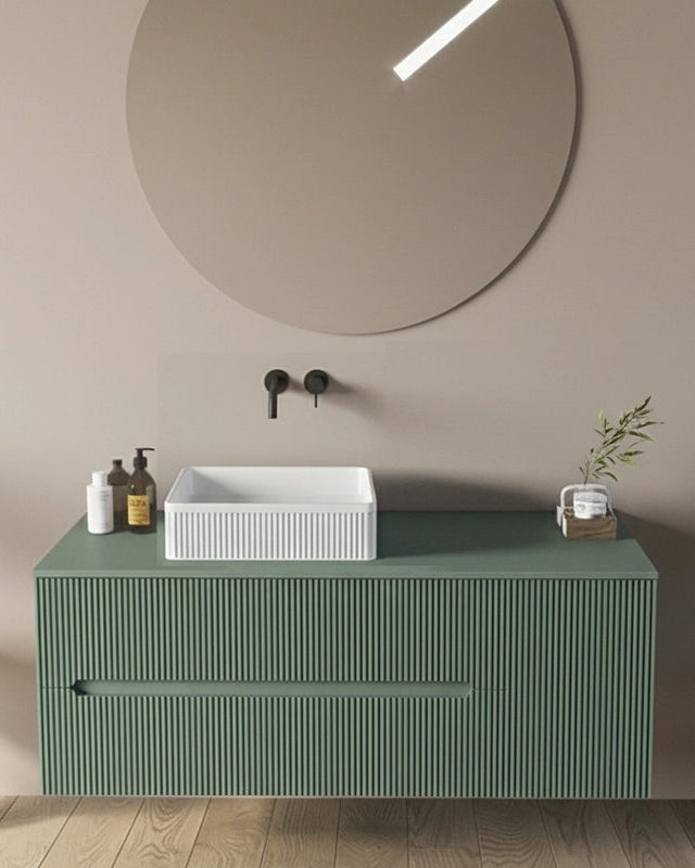 Mobile bagno 120x46 Urbino cannettato verde bosco con anta ambientato in bagno moderno con specchio e accessori - Exagonshop