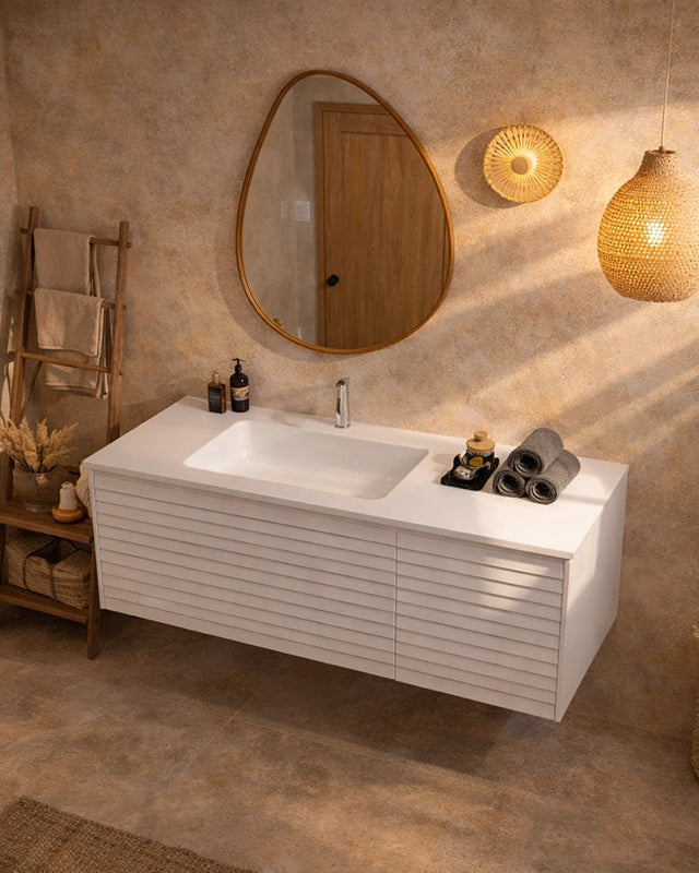 Mobile bagno 120x48 bianco con lavabo resina opaco Merida ambientato in bagno moderno con specchio e accessori - Exagonshop