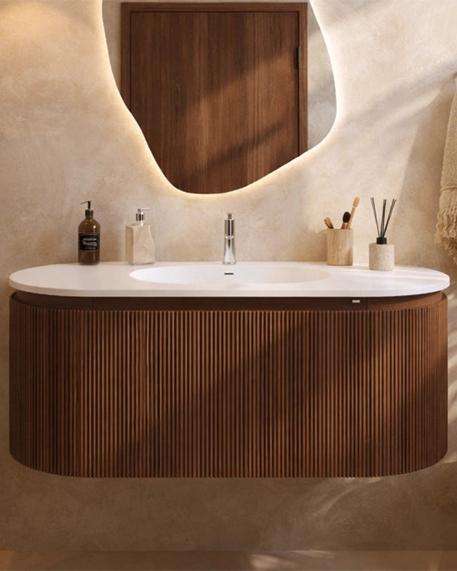 Mobile bagno 120x50 Siviglia cannettato quercia scuro in opaco e naturale con lavabo e rubinetteria, vista frontale su...