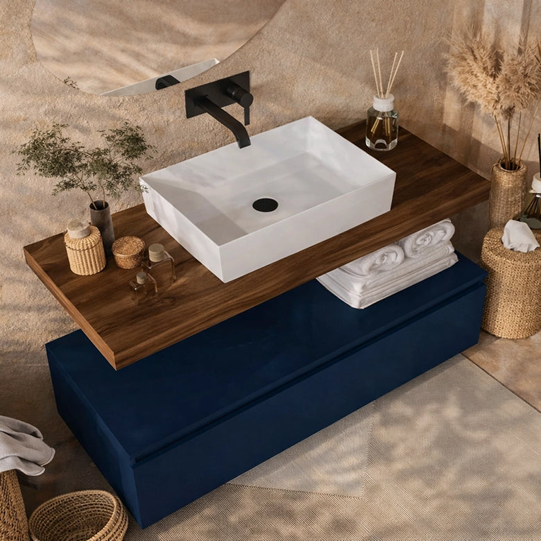 Mobile bagno 120x50 tabacco blu opaco Oasy con top e lavabo ambientato in bagno moderno con specchio e accessori - Exagonshop