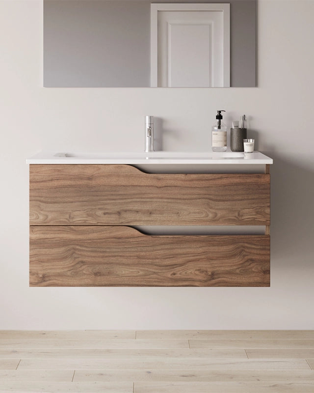 Mobile bagno 60x46 tabacco effetto legno con lavabo Gaia ambientato in bagno moderno con specchio e accessori - Exagonshop