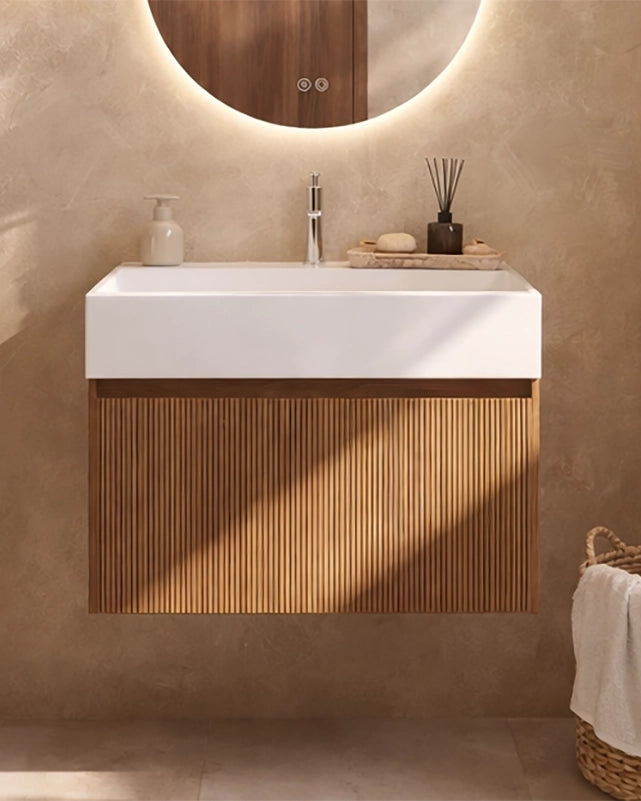 Mobile bagno 60x48 Madrid cannettato un cassetto quercia in opaco con lavabo e rubinetteria, vista frontale su sfondo...