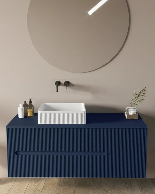 Mobile bagno 90x46 Urbino cannettato petrolio con anta e ambientato in bagno moderno con specchio e accessori - Exagonshop