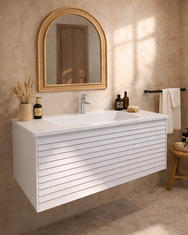 Mobile bagno 90x48 bianco un cassetto lavabo resina opaco ambientato in bagno moderno con specchio e accessori - Exagonshop