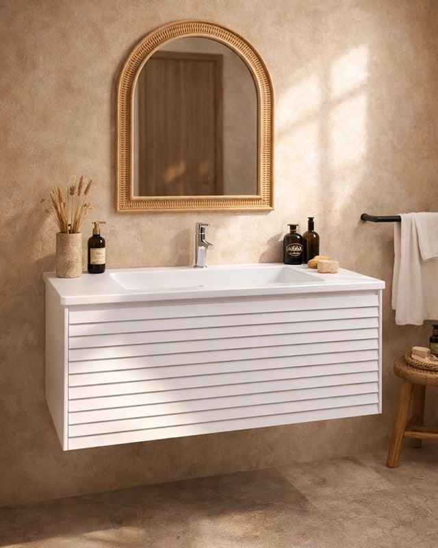 Mobile bagno 90x48 bianco un cassetto lavabo resina opaco in naturale con lavabo e rubinetteria, vista frontale su sfondo...
